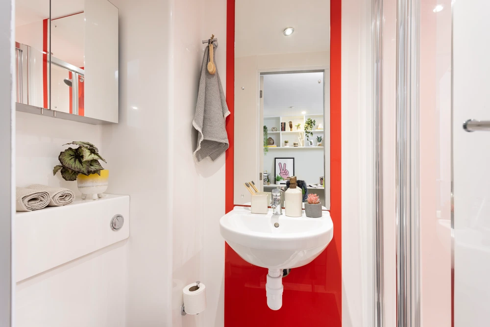 Bathroom in ensuite and studio rooms 